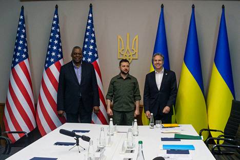 Yhdysvaltain puolustusministeri Lloyd Austin (vas.) ja ulkoministeri Antony Blinken (oik.) tapasivat Ukrainan presidentin Volodymyr Zelenskyin Kiovassa sunnuntaina.