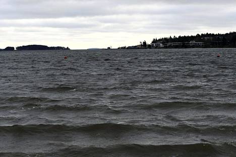 Sää oli tuulinen Laajasalon uimarannalla Helsingissä maanantaina.