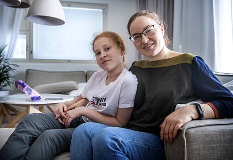 10-vuotias Sonia ja hänen äitinsä Lena ovat matkustelleet aiemmin paljon. Nyt haaveena olisi matkustaa Suomen Lappiin. 