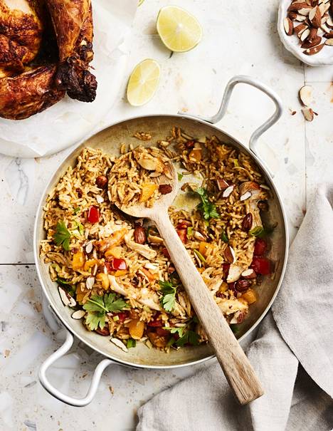 The rectified biryani is made from cooked, cold rice by frying in a pan and seasoning with ready-made curry paste.