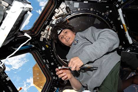 Astronautti Samantha Cristoforetti asennustyössä Kansainvälisellä avaruusasemalla toukokuussa.