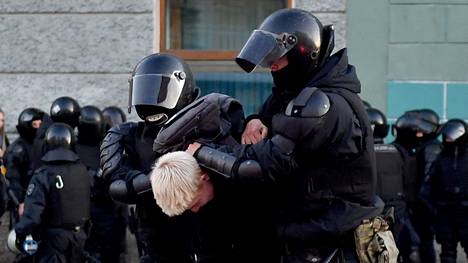 Poliisit ottivat kiinni Venäjän osittaista liikekannallepanoa vastustaneen mielenosoittajan Pietarissa lauantaina. 