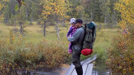 Jermi Tertsunen nuorimman lapsensa, Emilian, kanssa vaeltamassa tutuilla reiteillä Koillismaalla. 