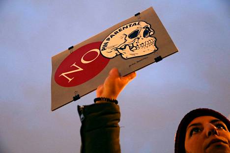 Mielenosoittaja vastusti Voxin seksivalistussääntöä Madridissa torstaina.