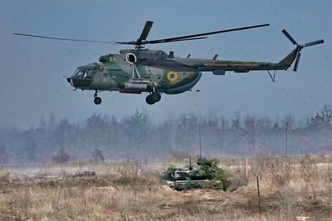 Ukrainan armeijan kuljetushelikopteri kuvattuna harjoituksissa marraskuussa Kiovan lähistöllä.