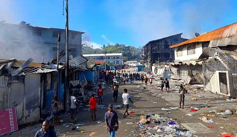 Mellakat ovat raunioittaneet osan pääkaupungista Honiarasta, jossa savu nousi palaneista rakennuksista 26. marraskuuta. 