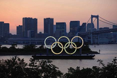 Auringonlaskun jälkeinen näkymä Tokion Odaiba Beachin olympiarengas-installaatiolle. 