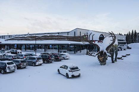 Ski holiday weeks are expected to be lively in Lapland.  Cars in the parking lot in Äkäslompolo on Saturday afternoon.