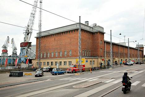 Helsinki etsii uutta käyttöä vanhalle satamamakasiinille ja nosturille Jätkäsaaressa.
