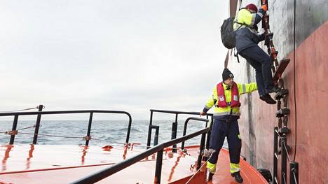 Narutikkailla täyttä vauhtia kulkevaan laivaan pimeällä merellä – HS seurasi luotsien vaarallista työtä Suomenlahdella