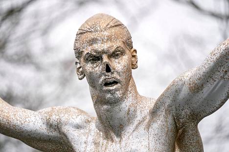 Zlatanin patsaasta katosi nenä joulukuussa 2019.