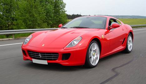 Suomen ulosotto on jäädyttänyt saman pakotelistatun henkilön omistamat kaksi Ferraria mallimerkinnältään 599 GTB Coupe, joita on Suomeen rekisteröity kuusi kappaletta. Kuvassa ei ole jäädytetty, vaan saman mallinen auto.