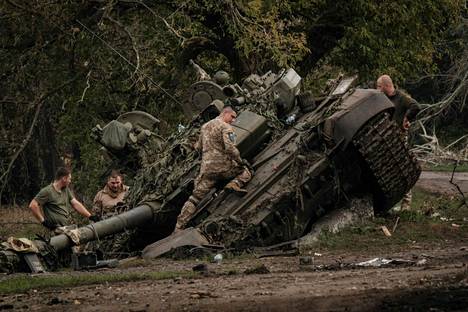 Ukrainalaissotilaat tutkivat vetäytyneiltä venäläisiltä jäänyttä T90A-panssarivaunua Kyrylivkassa 30. syyskuuta.