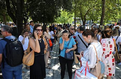 Ihmiset evakuoitiin Syntagman aukiolle ympäröivistä taloista maanjäristyksen jälkeen.