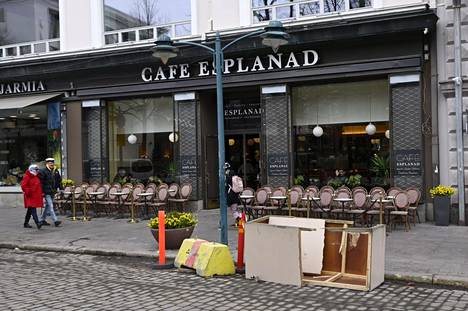 Vappuaaton liikenneonnettomuuden jäljet oli siivottu Café Esplanadin edustalta vapunpäiväksi.