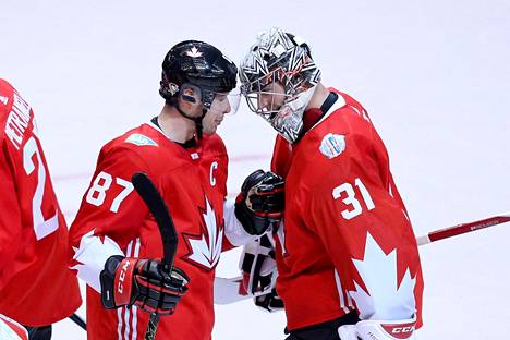 Sidney Crosby (87) ja maalivahti Carey Price (31) iloisina, kun Kanada voitti välierissä Venäjän.