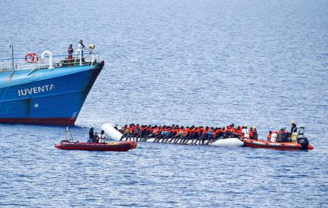 Saksalaisen Jugend Rettet -kansalaisjärjestön Iuventa-alus pelastamassa pakolaisia Libyan rannikon tuntumassa kesäkuussa.