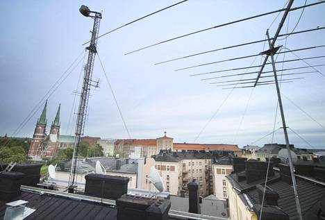 Suojelupoliisin päämajan katolla on ollut vuosikymmeniä erilaisia antenneja. Uusi tiedustelulaki avaa Supolle pääsyn myös rajat ylittävään internet-liikenteeseen.
