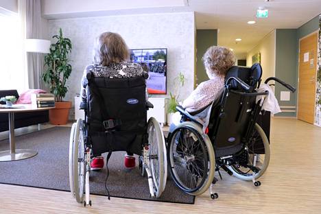 Suomi tarvitsee lisää hoitajia pitämään huolta vanhenevasta väestöstä.