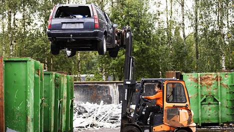Tämän Volvon aika on koittanut. Joni Mustonen kuljettaa autoa kuivauspaikalle.