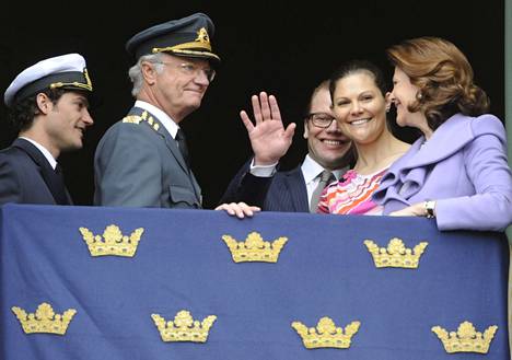 Ruotsin talous supistui odotuksia enemmän. Kuvassa Kuningas Kaarle XVI Kustaa (toinen vas.) juhlimassa 64-vuotissyntymäpäiväänsä perheensä kanssa kuninkaanlinnan parvekkeella Tukholmassa perjantaina 30. huhtikuuta 2010.