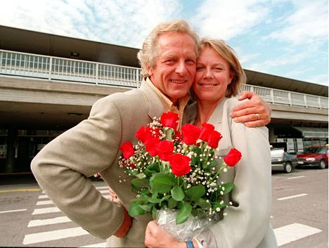 Kustantaja William Nygaard ja laulaja Arja Saijonmaa joulukuussa 1994. Pari tapasi Nygaardin toivuttua murhayrityksestä ja kihlautui. Suhde päättyi 2000-luvun taitteessa.