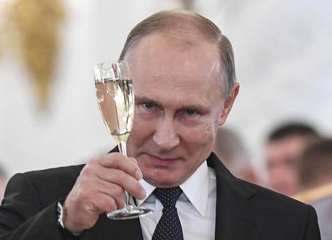 Presidentti Vladimir Putin kohotti viime viikon tiistaina Kremlissä maljan Syyrian sodassa palkituille sotilaille.