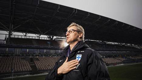 ”Entistä syvemmälle”, tylytti otsikko Markku Kanervan noustua Huuhkajien pää­valmentajaksi – HS kertoo, kuinka Rive nousi suomalaisen jalka­pallon Professoriksi