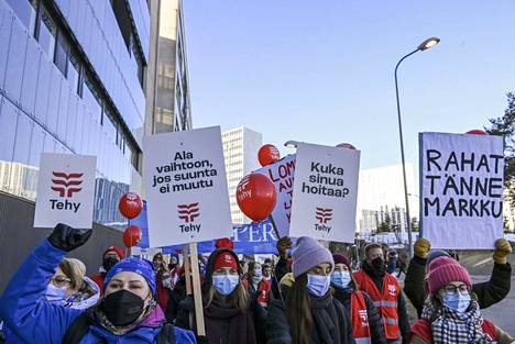 Hoitajat osoittivat mieltään Meilahden kampuksen alueella Helsingissä 1. huhtikuuta.