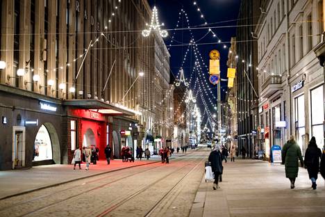 Jouluvalot paloivat Helsingin Aleksanterinkadulla viime tammikuussa.