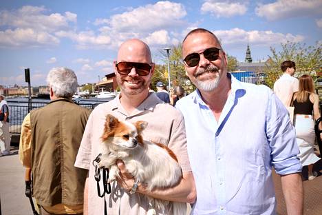 Fredrik Tiderman ja Thomas Gröndahl ovat viisufaneja. Sylissä Nelson-koira.