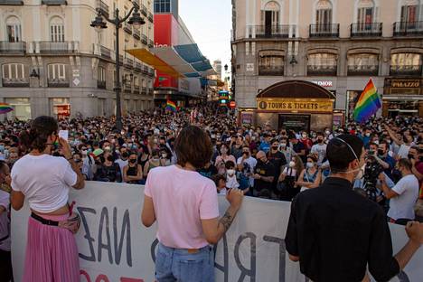 Homofobiseksi epäillyn rikoksen liikkeelle saamat mielenosoittajat pitelivät kylttiä Madridissa maanantaina 5. heinäkuuta.