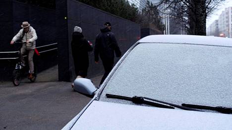Auton tuulilasi peittyi lumeen Ruoholahdessa perjantai-iltana.