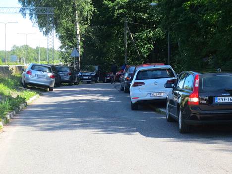 Autot joutuvat pysäköimään tien varteen, sillä parkkipaikkoja ei riitä kaikille Gallen-Kallelan museon kävijöille. Lukijan kuva kadun varteen pysäköidyistä autoista on viime sunnuntailta.