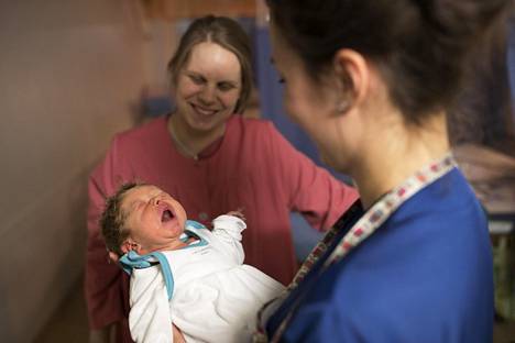 Kätilö Noora Karjalainen pitää sylissään raahelaisen Jenna Myllylän kuudetta lasta Oulaskankaan sairaalassa.