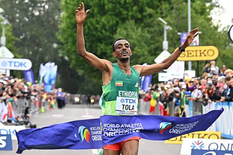 Tamirat Tola nosti sunnuntaina kätensä ylös maratonin maailmanmestarina.