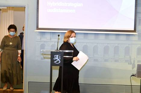 STM:n strategiajohtaja Liisa-Maria Voipio-Pulkki (vasemmalla) ja perhe- ja peruspalveluministeri Krista Kiuru (sd) hallituksen tiedotustilaisuudessa maanantaina.