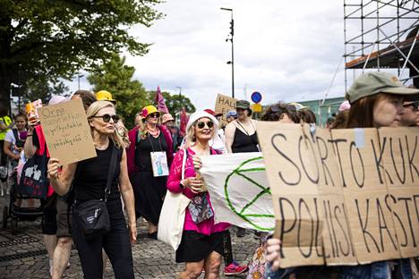 Merja Tuomola (in a pink shirt) came to Sunday's demonstration from Turku.  She is also involved in the Mother's Rebellion, which brings together mothers concerned about the climate crisis.