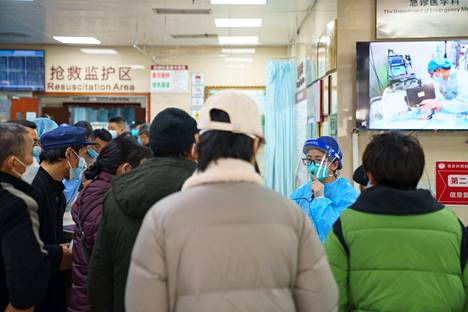 Ihmisiä kokoontuneena sairaalassa Chengdun kaupungissa Kiinassa 21. joulukuuta.