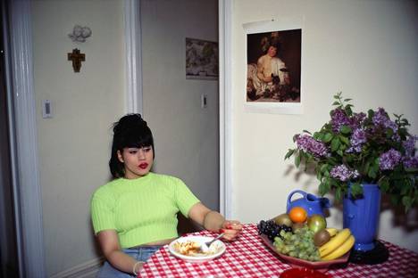Nan Goldin: Gina at Bruce’s dinner party, NYC (1991). Kuvasarjasta The Other Side, 1992–2021.