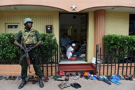 Srilankalainen sotilas oli asetettu vartioimaan moskeijaa maan pääkaupungissa Colombossa perjantaina. Pelkona oli, että väkivaltaisuudet leviävät myös pääkaupunkiin.