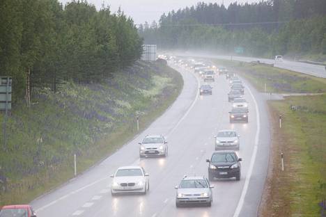 Seisovat autojonot uhkasivat levittäytyä vaarallisesti moottoritielle asti,  Nelostien liittymään asennettiin liikennevalot - Järvenpää 