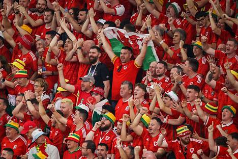 Walesin kannattajat juhlivat, kun Wales tasoitti ottelun Yhdysvaltoja vastaan aivan loppuhetkillä.