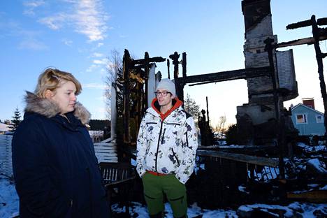 Nina ja Kimmo Perämäki loppiaisena palaneen kotitalonsa raunioilla viikko palon jälkeen.