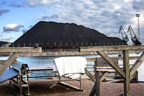 Kansainvälinen energiajärjestö IEA arvioi kivihiilen tarpeen vähenevän teollisuudessa ja rakennusten lämmityksessä. Kuvassa Hanasaaren voimalan hiilikasa Helsingissä vuonna 2014.