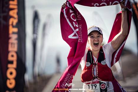 Anna-Stiina Erkkilä tuuletti viime sunnuntaina 35 kilometrin kilpailun voittoa Azoreilla.