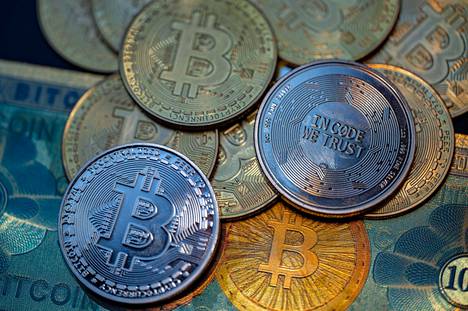 Bitzlato-kryptopörssissä tehdyistä maksuista tai kaupoista miltei puolet on liittynyt rikolliseen toimintaan, epäilevät viranomaiset. Kuvituskuva bitcoin-kryptovaluutasta.