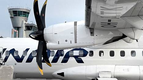 Finnairin ATR 72 -potkurikone Helsinki-Vantaan lentokentällä viime kesänä.