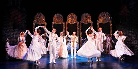  Anastasia on amerikkalainen musikaali, mutta se hyödyntää myös vanhaa eurooppalaista operettiperinnettä.