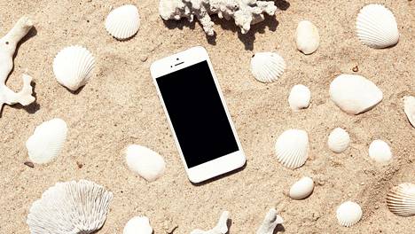 Kännykkä­riippuvuus on jo kansan­tauti, sanoo somea tutkiva psykologi – Näillä kahdeksalla helpolla vinkillä voit hallita puhelimen käyttöä kesä­lomalla